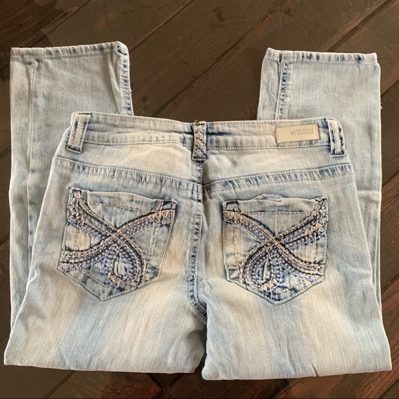 Almost Famous Light Wash Cropped Jeans - Picture 5 of 5